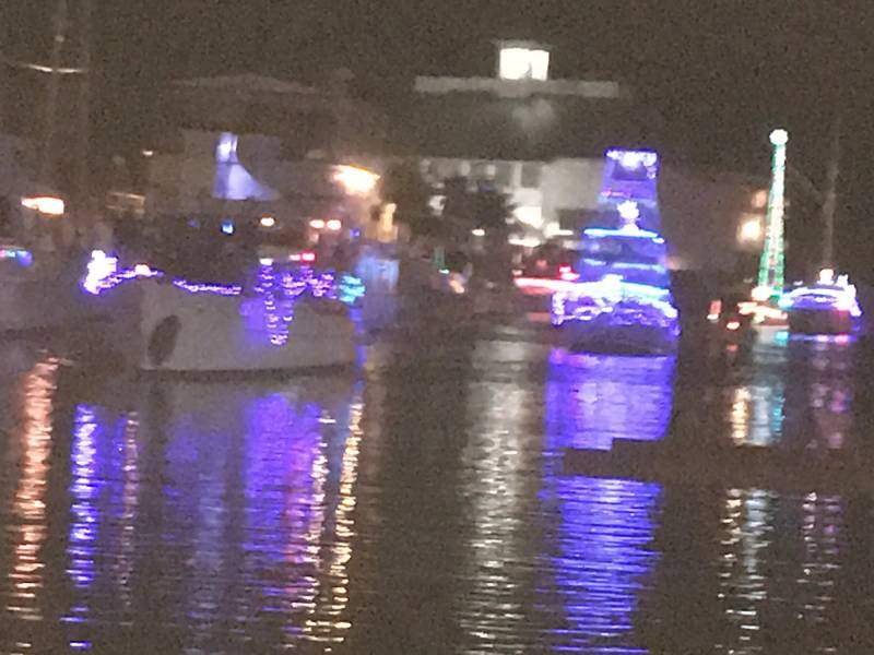 Boote richten für West End Boat Parade mit Southern Yacht Club, Hintergrund. New Orleans. Foto von Lisa Overing