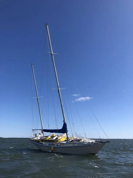 一艘45英尺长的帆船在2018年4月16日星期一的水晶河中搁浅。海岸警卫队的扬基队船员从帆船救起76岁的杰克贝尔德。 （美国海岸警卫队照片）