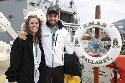 Gregor McGuckin, der Golden Globe Race-Teilnehmer des Jahres 2018, ist mit seiner Partnerin Barbara O'Kelly an Bord von HMAS Ballarat in Fleet Base East, Western Australia, wieder vereint. (Foto: Richard Cordell / © Commonwealth of Australia)