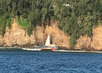 海岸警卫队对2020年2月4日在希洛Ale Ale'a Point停飞的中途岛一艘63英尺的机动船作出回应。星期一下午5:33，火奴鲁鲁地区的守望者收到希洛消防局的停飞报告。船上的水手在岩石上的船只。 （照片：美国海岸警卫队）
