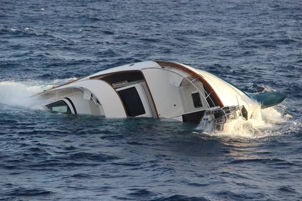Eine US-Hubschraubermannschaft der Küstenwache rettete am 15. Dezember 2019 vier Männer aus einem Rettungsfloß, nachdem sie gezwungen worden war, die 80 Fuß lange sinkende Yacht Clam Chowder, etwa 25 Seemeilen nordwestlich von Aguadilla in Puerto Rico, zu verlassen. (US-Küstenwache Foto)