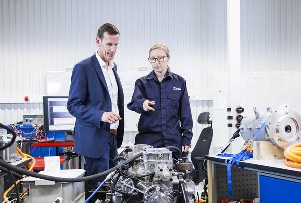 Ο επικεφαλής της τεχνολογίας της Volvo Penta, Johan Carlsson, και ο μηχανικός συστημάτων, Karin Åkman, συζητούν την καινοτομία για την ηλεκτροκινητικότητα στο νέο εργαστήριο ανάπτυξης και δοκιμών της εταιρείας στο Γκέτεμποργκ. (Φωτογραφία: Volvo Penta)