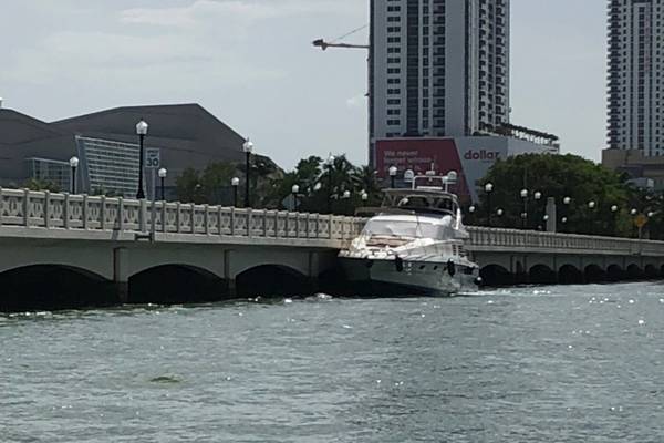 这艘65英尺长的游艇Zenith与2018年6月16日在迈阿密的威尼斯堤道大桥相连。在迈阿密33英尺海岸警卫队登上特殊用途工艺执法船员后，发现游艇有几个安全违法行为。 （海岸警卫队照片）