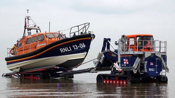 在创建新的Shannon级救生艇的同时，RNLI还推出了一种新的发射和回收拖拉机，与高机动性专用Supacat有限公司合作设计，专门用于Shannon。它充当移动滑道。图为Hoylake，英国香农级救生艇从海上回收。 （照片：RNLI / Dave James）