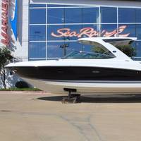 Sea Ray SLX 350 (Photo: MarineMax)